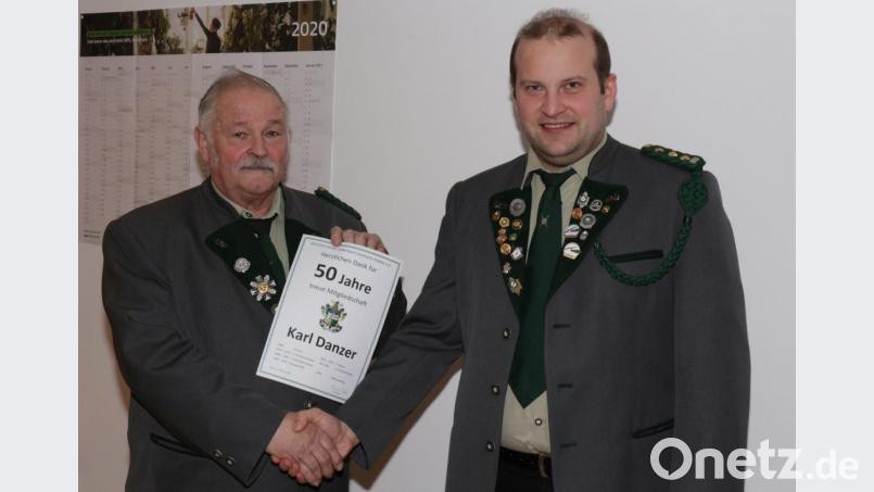 Vorsitzender Florian Traßl (rechts) ehrte Karl Danzer für 50-jährige Treue und intensive Vereinsarbeit. Bild: rpp