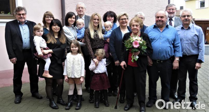 Cäcilia Wolfrum (Dritte von rechts) hatte die Geburtstagsfeier mit ihrer großen Familie vom Ödhof bei Griesbach, ihrem Wohnort, in den Gasthof Kistenpfennig nach Tirschenreuth verlegt. Bürgermeister Josef Schmidkonz (hinten rechts) sowie die Markträte Siegfried Scharnagl (hinten) und Oswald Seidl (links) kamen deshalb in die Kreisstadt zum Gratulieren. Bild: ubb