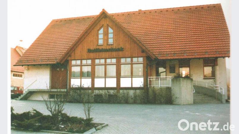 So sah das Gebäude der Raiffeisenbank in Illschwang vor 25 Jahren aus. Bild: no