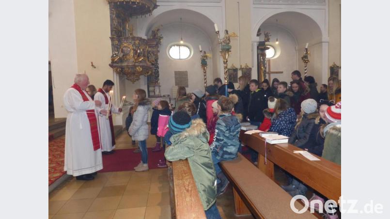 Viele Kinder wollen den Blasiussegen empfangen. Bild: sl