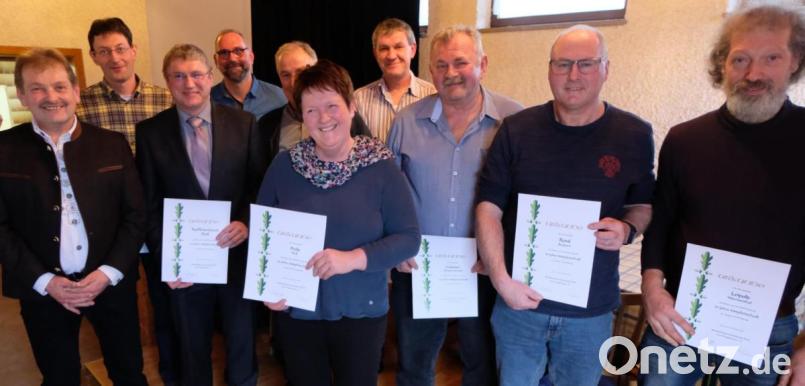 Über 50 Jahre halten Waldbesitzer und Betriebe der Flosser Waldbesitzervereinigung die Treue. Dafür werden sie in der Lichtmessversammlung durch Vorsitzenden Willi Meierhöfer und Geschäftsführer Michael Bock mit Ehrenurkunden ausgezeichnet. Bild: le