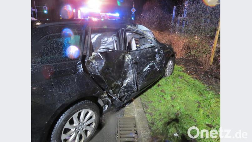 Der Seat des Unfallverursachers wurde an der kompletten rechten Seite beschädigt. Bild: Polizeiinspektion Sulzbach-Rosenberg