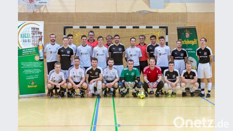 Im Finale des Fuchsberger-Cups setzte sich Gastgeber FC OVI-Teunz (weiße Trikots) gegen die SpVgg Schirmitz durch. Bild: gud