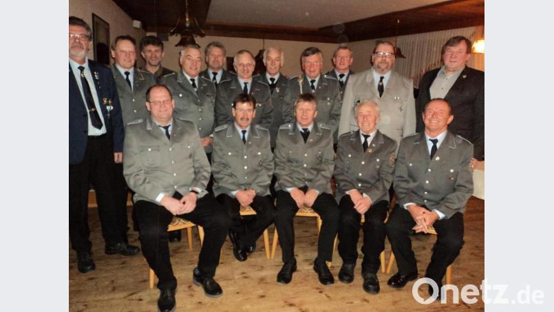 In der Jahreshauptversammlung wurden langjährige Mitglieder ausgezeichnet. Dritter Bürgermeister Georg Schlögl (hinten rechts) gratulierte. Bild: ksi