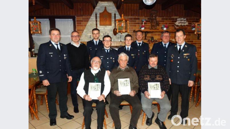 Die geehrten Mitglieder der Feuerwehr Lochau: (vorne von links nach rechts) Helmut Seebauer, Richard Seitz und Alfred Moller. Hinten von links nach rechts: Kommandant Andreas Heining, Bürgermeister Hubert Kraus, Vorsitzender Alexander Heining, Fabian Krieg (Auszeichnung für 20 Jahre aktiven Dienst), Jugendwart Nico Spörl (10 Jahre aktiven Dienst), zweiter Vorsitzender Tobias Würstl, zweiter Kommandant Gerhard Krieg und Kreisbrandmeister Peter Prechtl. Bild: twg