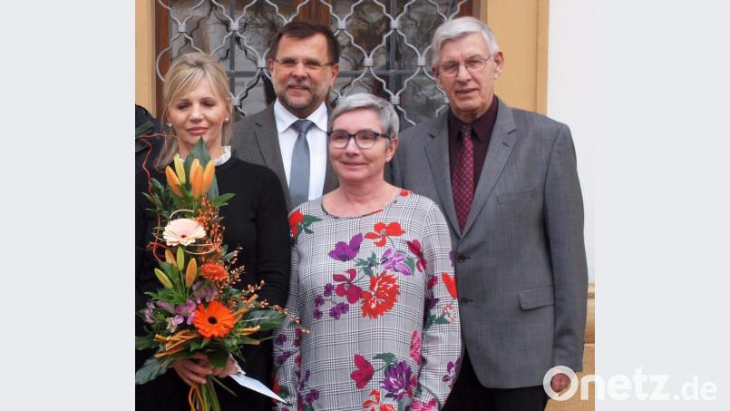 Der langjährige stellvertretende Vorsitzende der Ensdorfer Caritas-Sozialstation Christian Wenkmann (rechts) wurde vom Vorsitzenden des Caritasverbands Amberg-Sulzbach, Günther Koller (Zweiter vobn links), verabschiedet. Auch Pflegedienstleiterin Christel Knorr (Zweite von rechts) dankte Wenkmann und übergab Luzie Tipold-Wallusch (links), die seit zehn Jahren bei der Sozialstation beschäftigt ist, ein Blumengebinde. Bild: sön