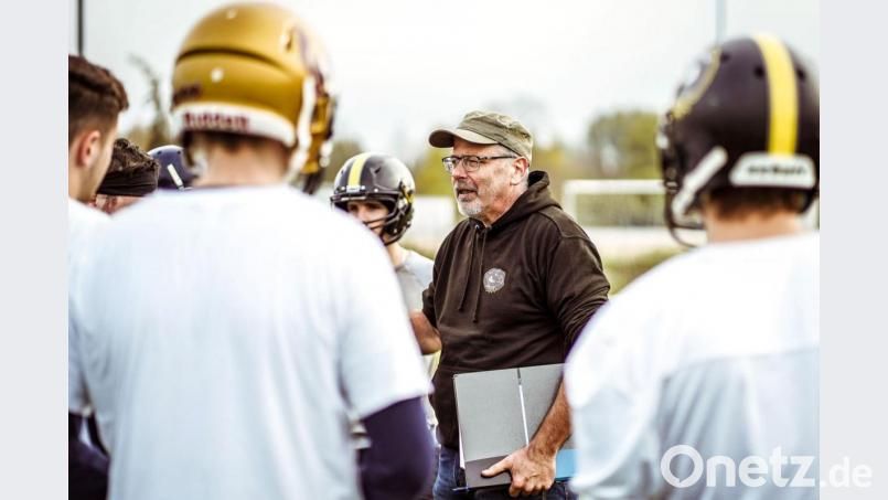 Er trainierte unter anderem die Kümmersbruck Red Devils und Grafenwöhr Griffins, war zuletzt Coach in Nürnberg. Nun kümmert sich James Miller (Zweiter von rechts) um die Offense der Mad Bulldogs Amberg. Bild: Tom Borisch