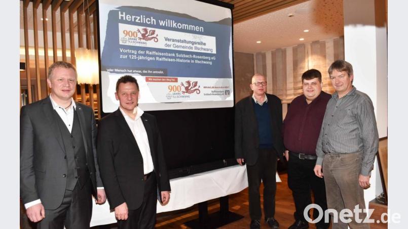 Beim Festvortrag (von links): Die Vorstandsmitglieder Martin Sachsenhauser und Erich Übler, Pfarrer Thomas Schertel, Bürgermeister Dieter Dehling und Ortsheimatpfleger Richard Koller. Bild: no