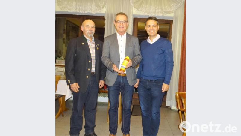 Die Vorsitzenden Georg Wagner und Leonhard Zintl (links und rechts) überreichten Bürgermeister Werner Nickl als Dank für die jahrelange Unterstützung eine Flasche Waldecker Burgkräuter. Bild: hl