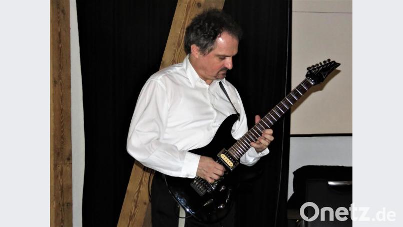 Der tschechische Musiker Josef Šorfa spielte auf der E-Gitarre. Bild: ubb