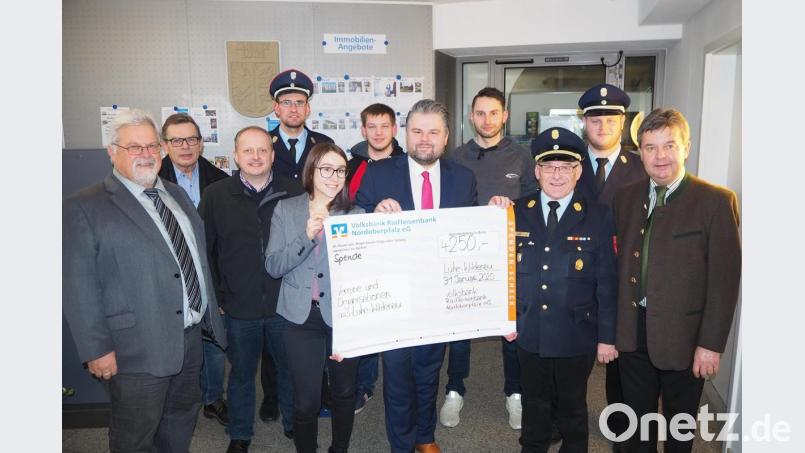 Christian Arnold übergibt mit seinen Mitarbeiterinnen den symbolischen Scheck an die Vereine aus Luhe-Wildenau. Bild: mue