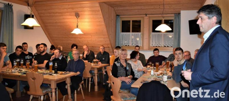 Der Grafenwöhrer Bürgermeister Edgar Knobloch und die CSU-Stadtratskandidaten stellen sich im Feuerwehrhaus Gößenreuth den Bürgern vor. Bild: rgr