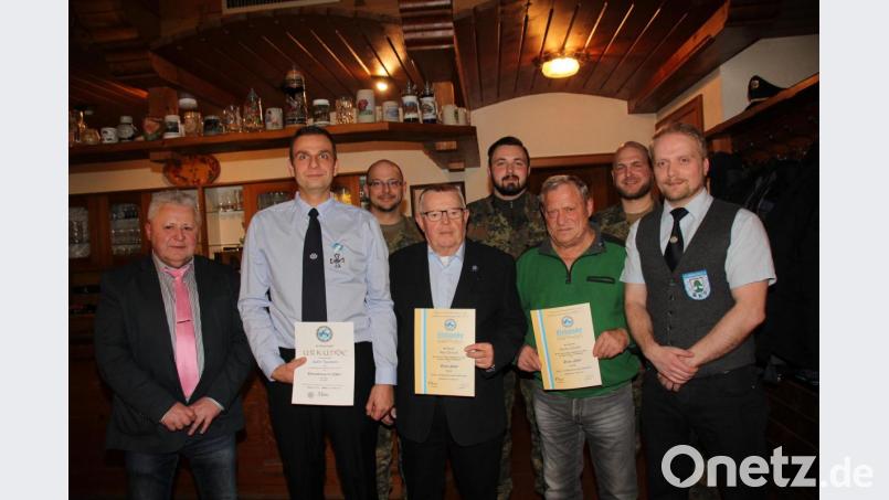 Vorsitzender Christian Schießl (rechts), Dritter Bürgermeister Peter Forster (links) und Vertreter der Bundeswehr gratulierten (mit Urkunde von links) Andre Naumann, Hans Ferschl und Markus Dörfler zur Ehrung. Bild: frd