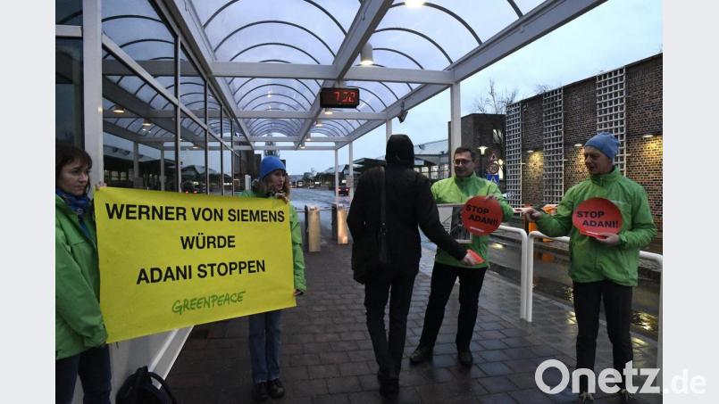 Aktivisten von Greenpeace haben am Montagmorgen am Eingang von Siemens protestiert. Es geht um das Engagement des Konzerns für ein australisches Kohlebergwerk. Bild: Petra Hartl