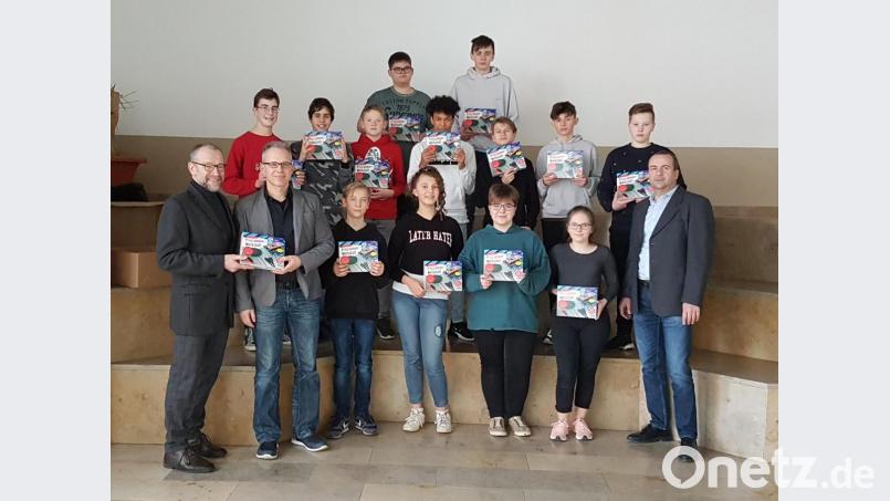 Karl Lorenz (links) überrascht die &quot;MERoP-Schüler&quot; der Wirtschaftsschule mit Spenden zum Bau elektronischer Gadgets. Auch die Studiendirektoren Bernhard Miedl (rechts) und Jürgen Koller danken für die Spende. Bild: rn