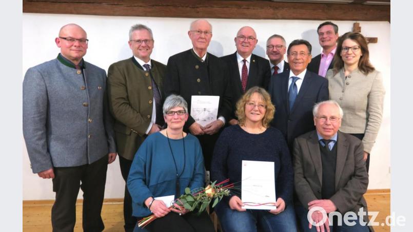 Der Caritas-Kreisverband ehrte und verabschiedete Mitarbeiter. Das Bild zeigt stehend von links: Wolfgang Reiner, Andreas Feller, Josef Huf, Hans Amann, Michael Weißmann, Hans Hottner, Gero Utz und Martina Englhardt-Kopf. Sitzend von links: Arabella Stangl, Petra Ihring und Thomas Senft. Bild: Hirsch
