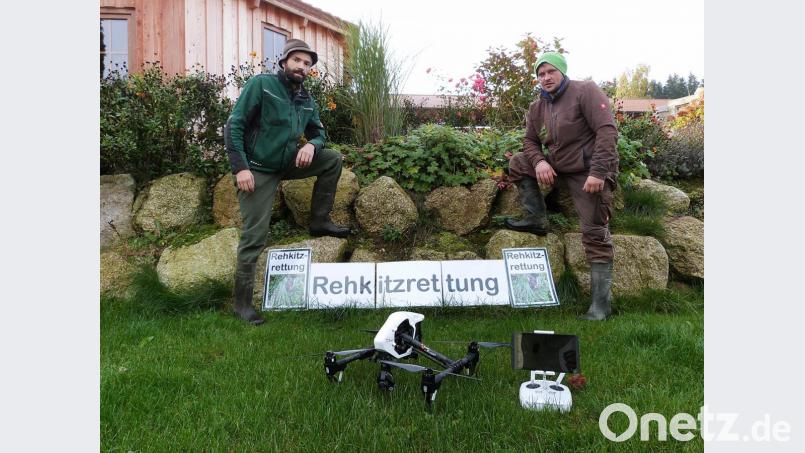 Drohnenexperte Johannes Dötterl (links) unterstützte in den zurückliegenden Wochen die Aufbauarbeit des Vereins „Rehkitzrettung TIR". Zusammen mit Michael Dötterl (rechts) hat er über Jahre hinweg schon viele Kitze gerettet. Die Erfahrungen helfen dem noch jungen Verein bei der Tierrettung. Bild: bsc