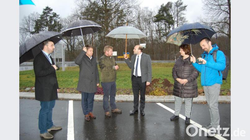 Bundestagsabgeordneter Florian Oßner vom Verkehrsausschuss des Bundestages (Vierter von links) diskutiert mit Dominik Baschnagel (Dritter von links) örtliche Verkehrsprobleme. Bild: sm
