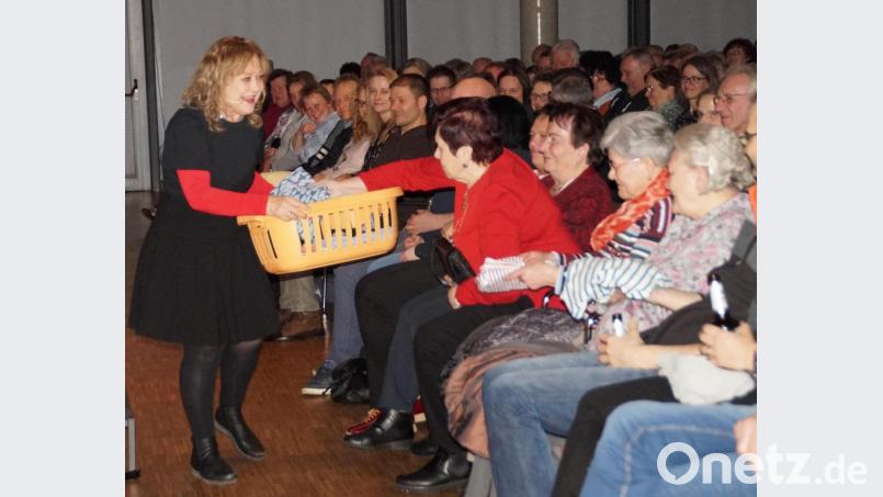 Zum Vergnügen aller, teilte Schnipsi (Claudia Schlenger) Wäsche unter den Gästen der erste Reihe aus und ließ sie von den Zuschauern zusammenlegen, anschließend sammelte sie die Teile wieder ein. Bild: weu