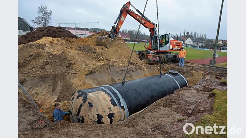 Um den Hitzeperioden und den ausbleibenden Regen entgegenzuwirken und dennoch einen satten grünen Rasen zu haben, leistet sich der Sportclub eine moderne Beregnungsanlage. Bild: ü