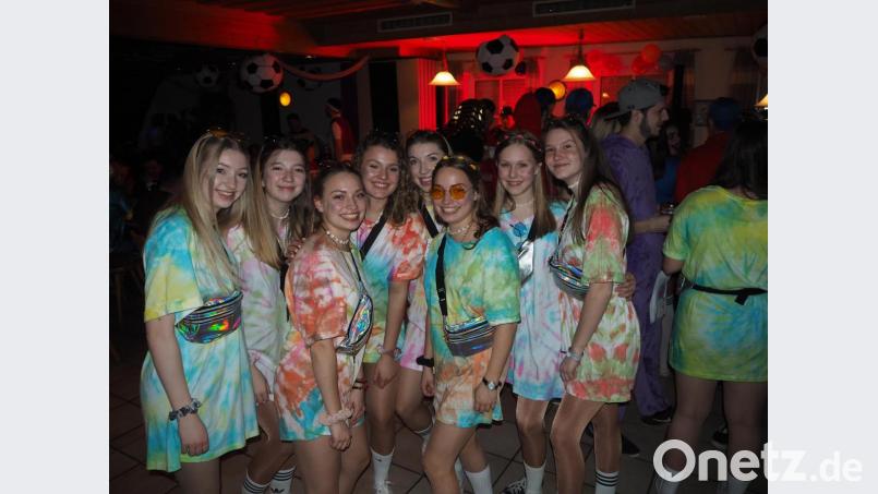 Der DJK-Fasching ist nach wie vor ein Renner. Das Sportheim ist ausverkauft. Die hübschen Mädels von „Color Power“ verdrehen beim DJK-Fasching dem einen oder anderen Burschen die Augen. Bild: krb