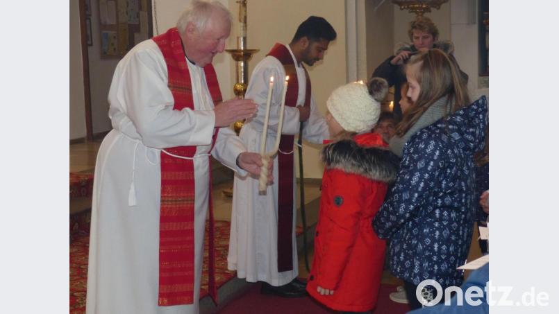 Die beiden Priester spenden den Blasiussegen mit gekreuzten, brennenden Kerzen und halten sie dabei in der Höhe des Halses. Bild: sl