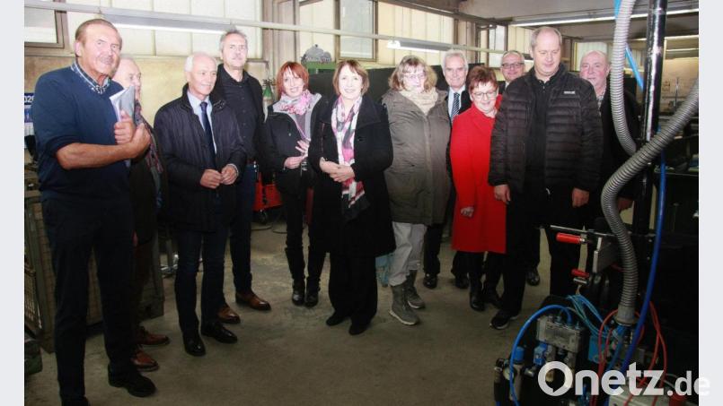 Der gemeinsame Rundgang führte zunächst in die Produktionshallen von Haider Bioswing: Im Bild (von links) Firmenchef Eduard Haider, Alfred Schuster (Immenreuth), Peter König (Bürgermeister Neusorg), Firmenchef Alexander Haider, Jutta Deiml (Kemnath), MdL Annette Karl, Sybille Bayer (Kulmain), Manfred Kratzer (Bgm. Ebnath), Bezirksrätin Brigitte Scharf (Erbendorf), Hubert Kraus (Bgm. Pullenreuth), Landratskandidat Thomas Döhler (Pechbrunn) und Peter Merkl (Immenreuth). Bild: wro