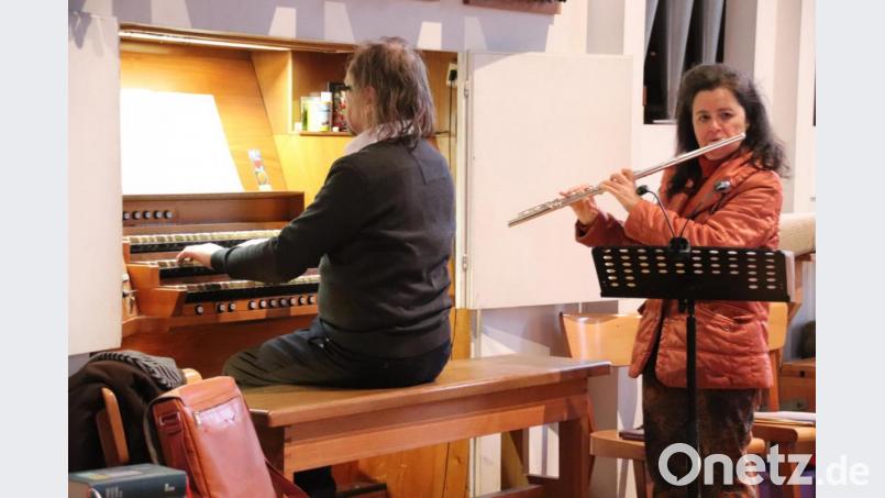 Der französische Impressionismus inspirierte die Flötistin Corinna Frühwald (rechts) und Organist Stefan Glaßner (links) bei der Auswahl ihres Programms für die Orgelmatinee zum Lichtmessmarkt. Bild: cog