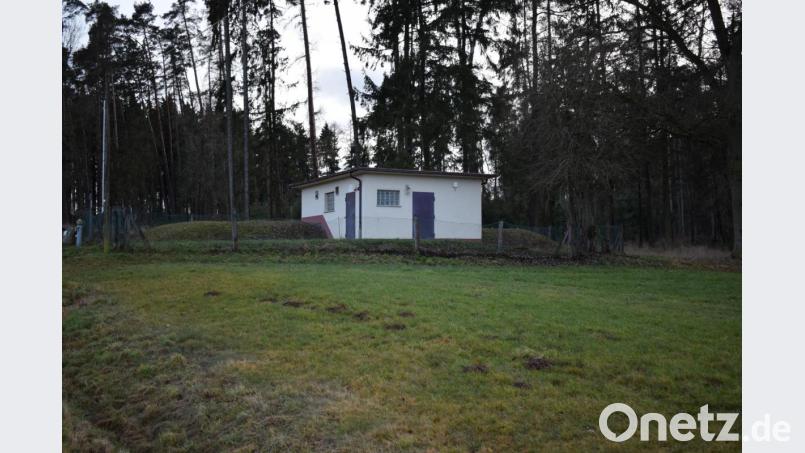 Der Zweckverband Wasserversorgung Neunaigen/Kemnath hat die Sanierung des Hochbehälters in Schmalhof ins Auge gefasst. Im ersten Schritt wird das Gelände neu eingezäunt. Bild: bnr