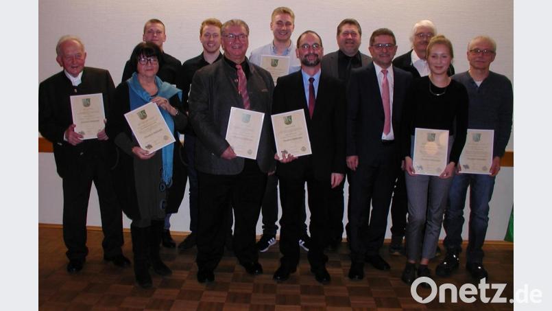 Von links: Josef Nickl, Gisela Kuhbandner, Lukas Wöhl, Andreas Hautmann, Winfried Prokisch, Fabian Rauch, Martin wiche, dritter Bürgermeister Heribert Lehnert, Bürgermeister Franz Tauber, zweiter Bürgermeister Franz Scharl, Sarah Koller, Andreas Nickl. Bild: gis