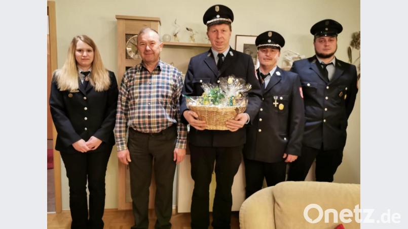Im Bild (von links): Kassier Carina Gleißner, Jubilar Lothar Wolfrum, Vorsitzender Christian Weigl, Zweiter Vorsitzender Stefan Gleißner und Thomas Grillmeier. Bild: exb