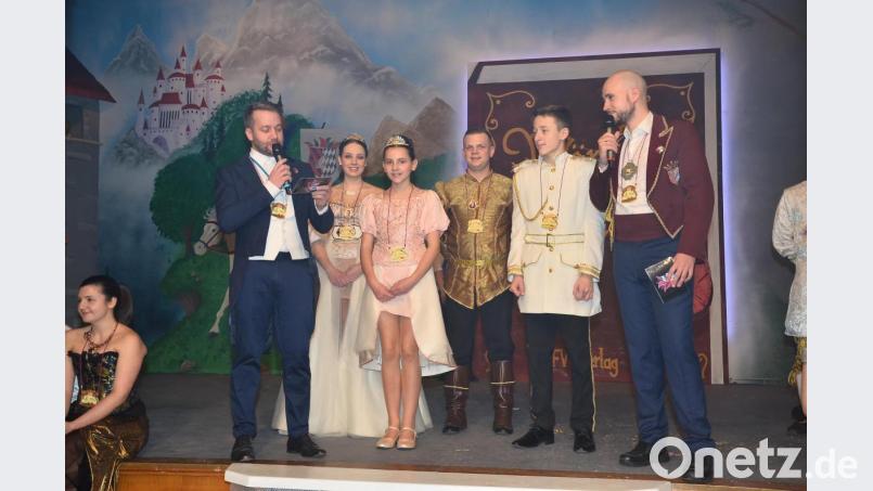 Vizepräsident Tobias Plödt moderiert an der Seite der Prinzessinnen Jessica I. und Sina sowie der Prinzen Philipp I. und Fabian gemeinsam mit Präsident Tom Meyer (von links) durch das geballte Programm. Bild: fjo