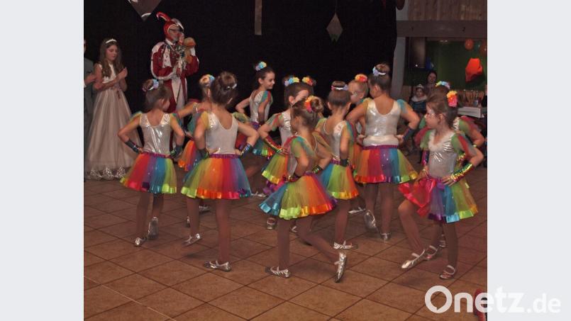 Die zwölf Mädchen der Bambinigarde zeigten unter dem Motto „Regenbogen“ ihren Showtanz. Bild: sön