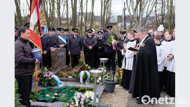 Viele hundert Trauergäste und die Vereinswelt mit ihren Fahnenabordnungen versammeln sich zur Beisetzung der Urne von Luwig Geigenmüller auf dem Friedhof in Oberbibrach. Bild: do