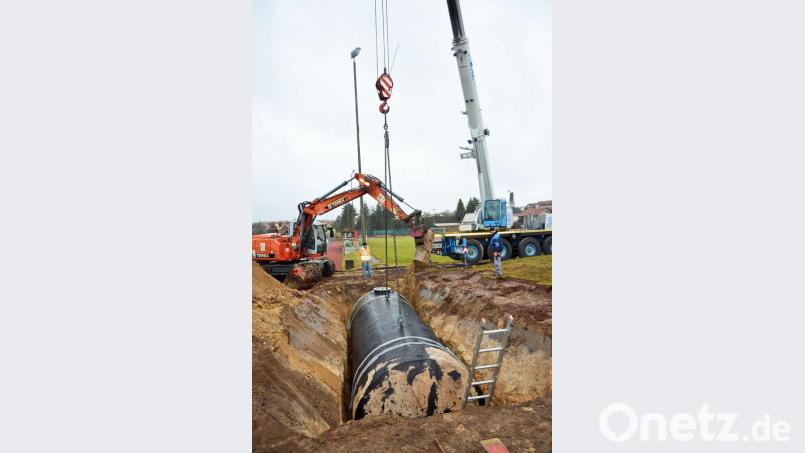 Um den Hitzeperioden und den ausbleibenden Regen entgegenzuwirken und dennoch einen satten grünen Rasen zu haben, leistet sich der Sportclub eine moderne Beregnungsanlage. Bild: ü