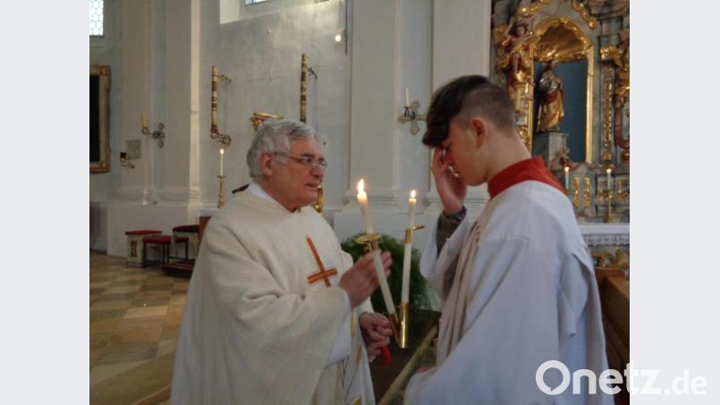 Pfarrer Eugen Wiesmeth spendete den Blasius-Segen. Bild: amö