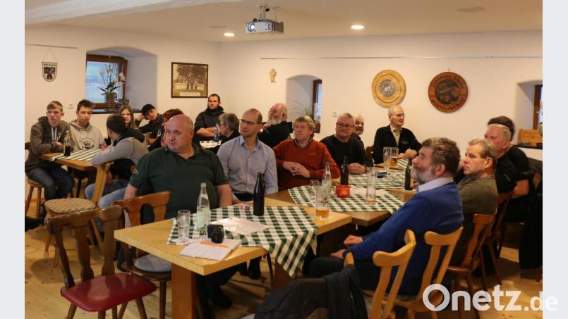 Die Mitglieder verfolgten interessiert die Bilderpräsentation vom Umbau der Vereinsräume. Bild: rpp