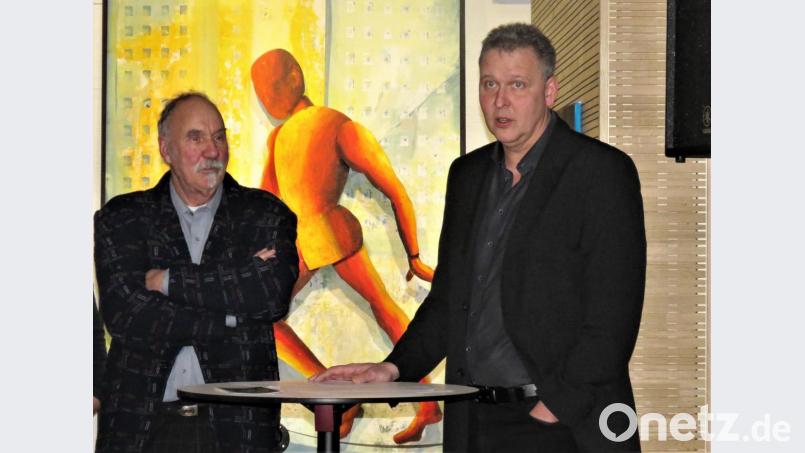 Robert Christ (rechts) sprach die Laudatio für Künstler Detlef Bertram. Christ hob hervor, dass sich Bertram völlig frei keinem künstlerischen Zwang unterwerfe und deshalb auch durchwegs kritisch in seinen Werken sei. Bild: ubb