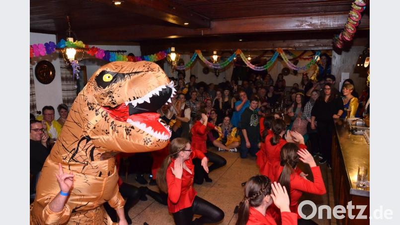 Ein Dinosaurier sorgt für eine Extraeinlage und lässt sich von den Dompteurinnen zunächst wenig beeindrucken. Bild: fjo