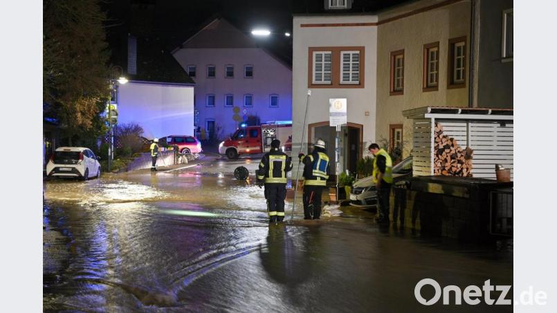 Mitglieder der Freiwilligen Feuerwehr sind im Einsatz. Bild: Harald Tittel/dpa