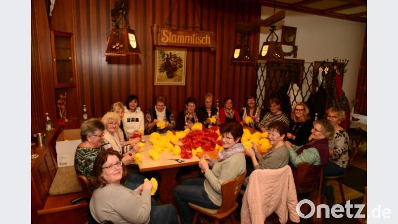 Falten, schneiden und Spaß haben. Die Papierrosen-Damen genießen ihre Basteleinheiten. Bild: bey