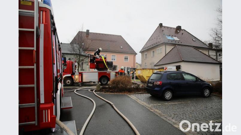Mit drei Einsatzfahrzeugen war die Feuerwehr zur Stelle, unter anderem mit der Drehleiter. Bild: JOCHEN NEUMANN 
ERBENDORF