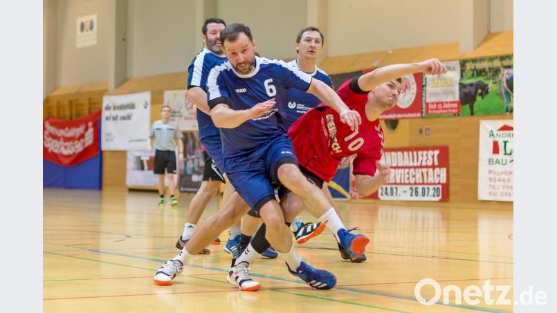 Maximilian Fütterer (hier im Spiel gegen die TS Regensburg) war mit elf Treffern erfolgreichster Werfer beim 37:26-Erfolg des HV Oberviechtach beim HC Weiden. Bild: Günter Uschold (gud)