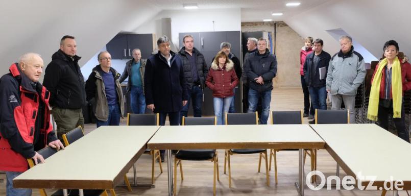 Voll des Lobes ist der Bauausschuss des Stadtrates über den gelungenen Dachgeschoss-Ausbau des alten Schulhauses in Hütten. Ein schönes Zuhause für den tollen ChorAlle, wie der Hüttener Ratsherr Gerhard Mark begeistert feststellt. Bild: do