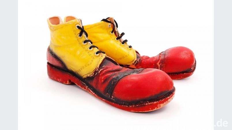 Wer sich mit diesen Schuhen ans Steuer setzt und vielleicht noch einen Unfall verursacht, muss mit Konsequenzen rechnen. Bild: Szasz-Fabian Erika - stock.adobe.com