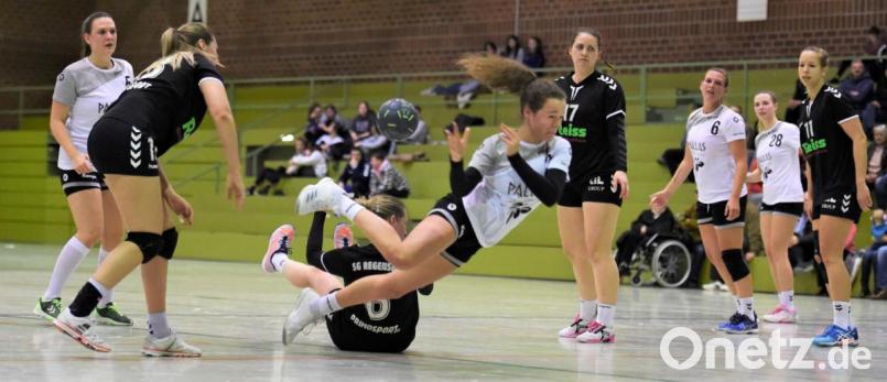 Vanessa Szameitat vom HC Weiden mit einer akrobatischen Ballannahme im Tiefflug. Bild: btg