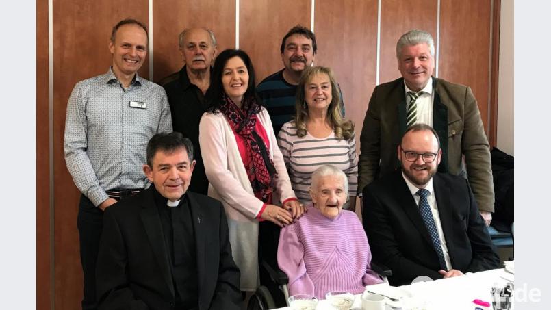 Zum 100. Geburtstag von Katharina Leinhäupl (sitzend, Mitte) stimmen ihre Familie und Ehrengäste, darunter Landrat Andreas Meier (sitzend, rechts) ein Ständchen an. Bild: mef