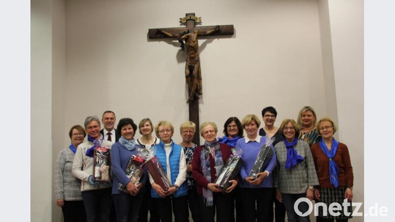 Das Vorstandsteam des Frauenbunds ehrt gemeinsam mit Vertreterinnen aus dem KDFB-Bezirk Amberg-Sulzbach treue Mitglieder (von links): Anita Hartmann, Veronika Graf, Resi Horst, Claudia Auer, Helga Koller, Monika Hottner, Anna Plößl, Vorstandssprecherin Maria Kraus, Doris Pannek, Petra Stauber, Lydia Bäumler, Kerstin Aufschneider Anneliese und Pilarski. Pfarrer Josef Irlbacher (Dritter von links) gratuliert. Bild: ads