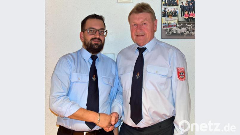 Für seine Verdienste um die Freiwillige Feuerwehr Thanheim, alleine 27 Jahre habe er den Feuerwehr-Verein geführt, ernannte Vorsitzender Markus Färber (links) seinen Vorgänger im Amt Joachim Hantke zum Ehrenvorsitzenden Bild: sön