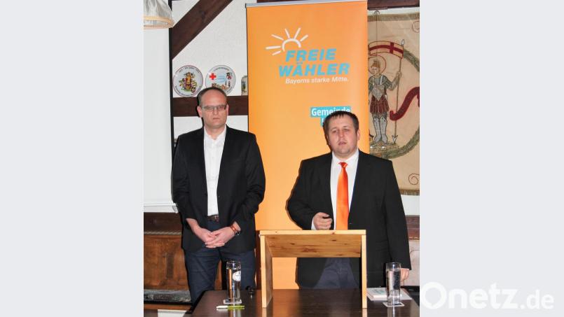 Bürgermeisterkandidat Dominik Kugler und FW-Fraktionssprecher Gerhard Dobmeier (von rechts) machten im Feuerwehrhaus Unterbruck deutlich, warum sich im Kastler Rathaus und im Gemeinderat einiges ändern muss. Bild: stg